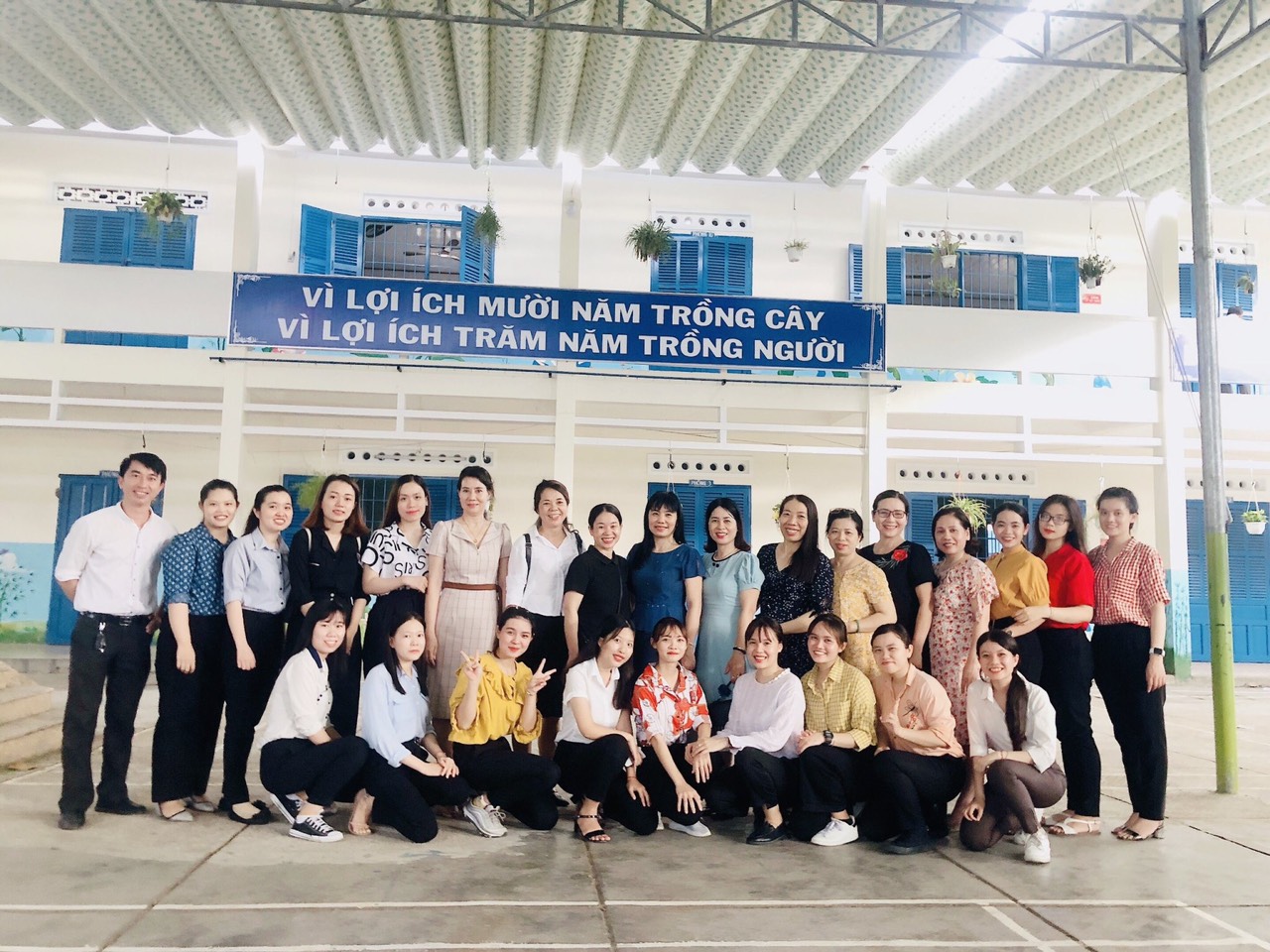 Chụp hình lưu niệm cùng Ban chỉ đạo TTSP và giáo viên hướng dẫn